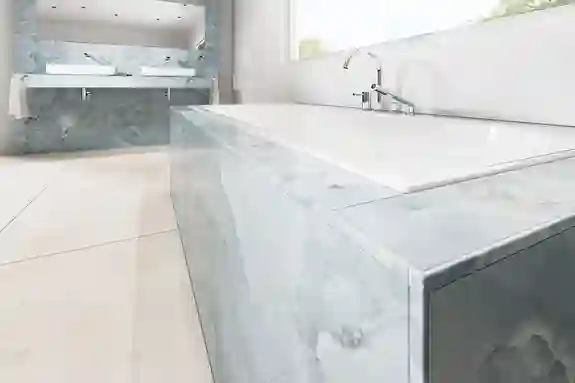 Helles Badezimmer mit Badewanne im Vordergrund und Verwendung von MyDesign-Bedruckung.