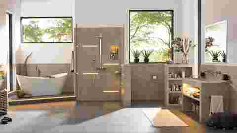 Familienfreundliches Badezimmer mit grauen Fliesen. Hergestellt mit Produkten von Schlüter-Systems
