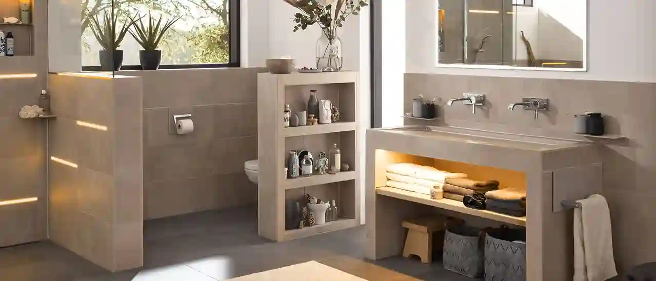 Badezimmer mit Waschtischlösung aus Schlüter-KERDI-BOARD-W und einer WC-Trennwand aus KERDI-BOARD.