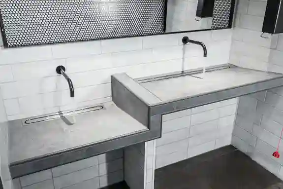 Helles Badezimmer mit zwei Waschbecken und der Linienentwässerung KERDI-LINE-VARIO.