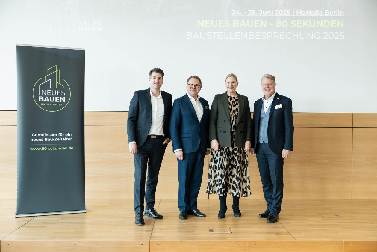Die Initiatoren der Taskforce „Mehr Wohnraum im Dach“ (v.l.n.r.): Matthias Mager (VELUX Deutschland, Leiter der Taskforce), Robert Kroth (Neues Bauen – 80 Sekunden), Tina Bünsow (Leaftech), Günter Broeks (Schlüter-Systems)