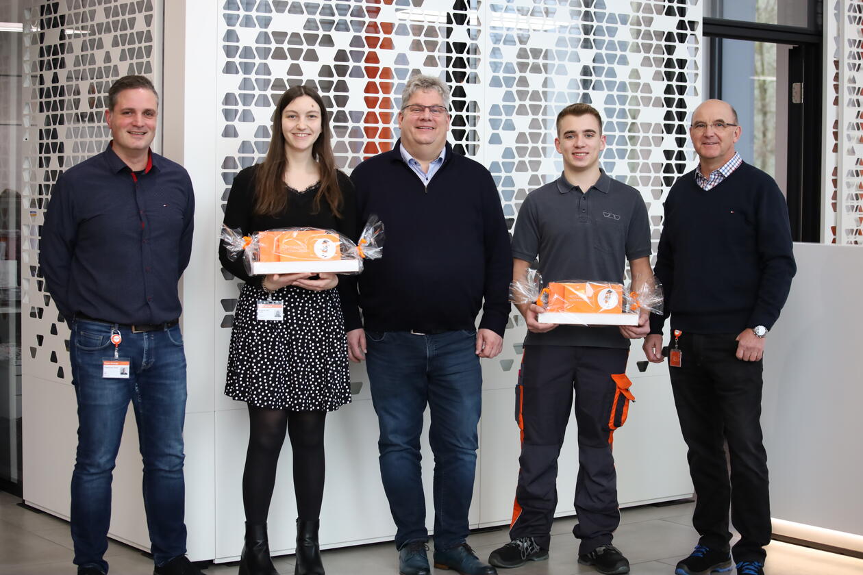 Geschäftsführer Udo Schlüter (Mitte) gratulierte gemeinsam mit Daniel Hagelstange (ganz links) und Dietmar Stock, Alica-Sophie Büngener und Tim Egger zu ihrer mit „sehr gut“ abgeschlossenen Ausbildung. Nicht im Bild: Joline Müsse.