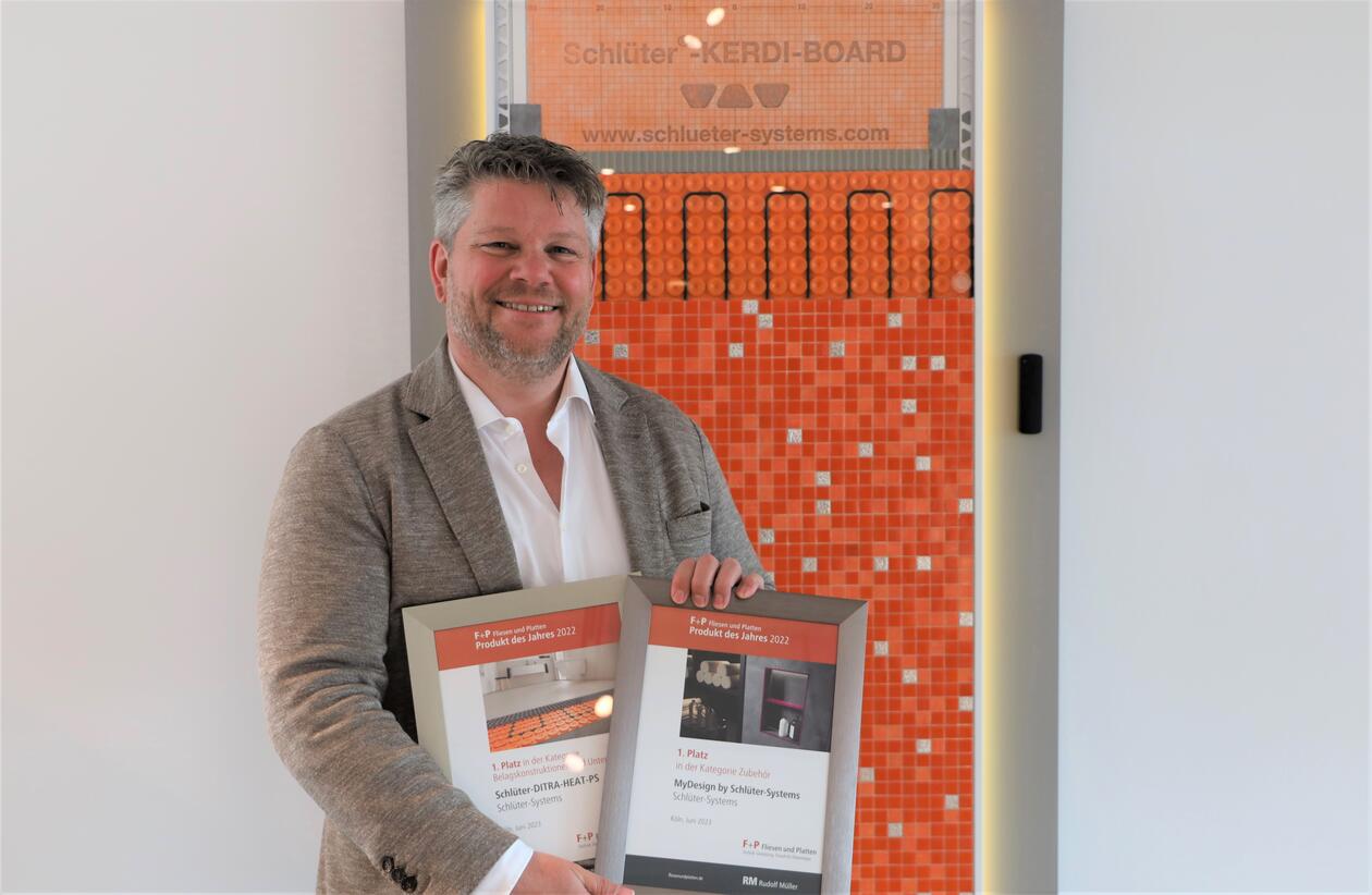 Marc Schlüter mit den beiden Auszeichnungen zum „Produkt des Jahres 2022“
