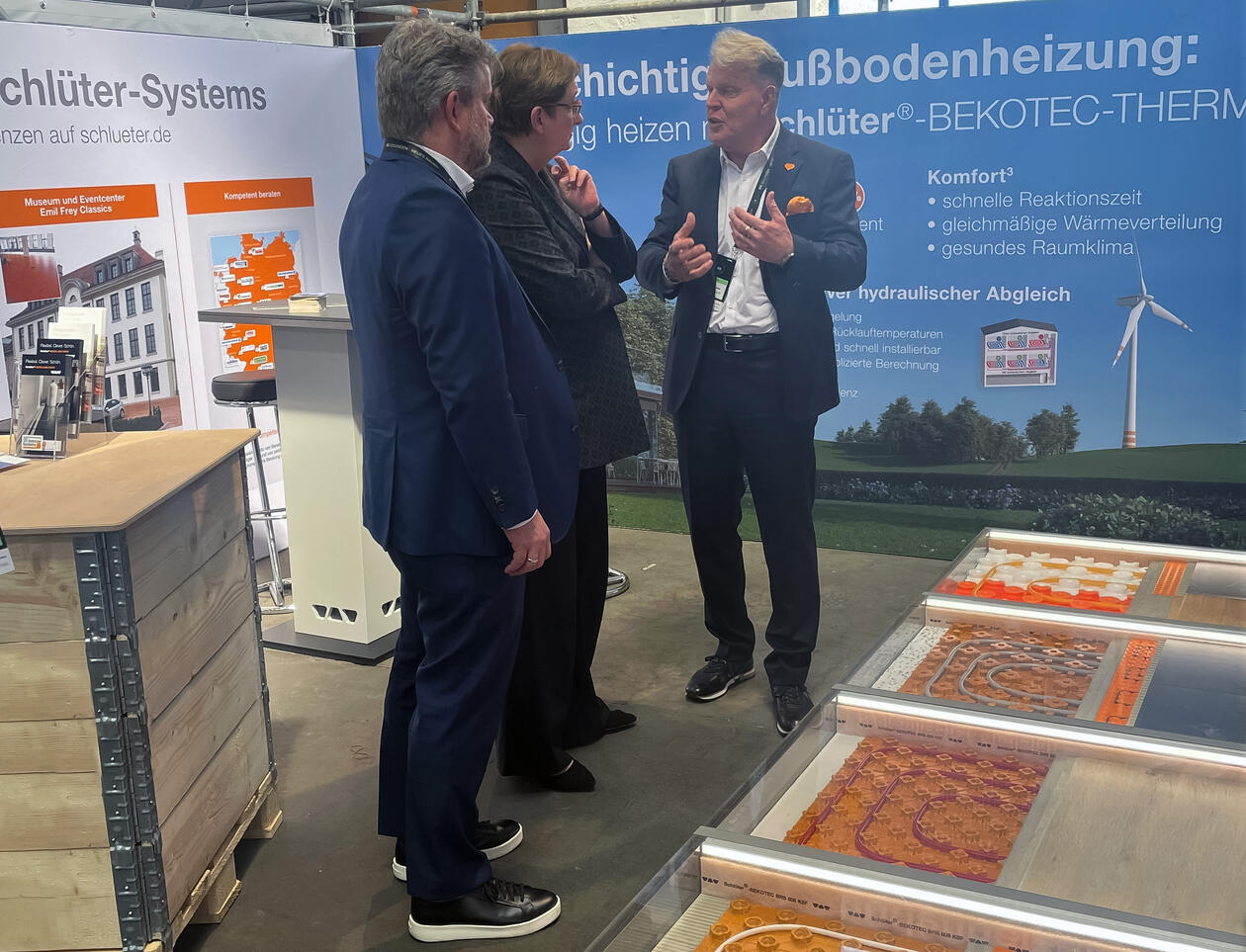 Klara Geywitz, Bundesministerin für Wohnen, Stadtentwicklung und Bauwesen, im Gespräch mit Günter Broeks (rechts), Marc Schlüter (links).