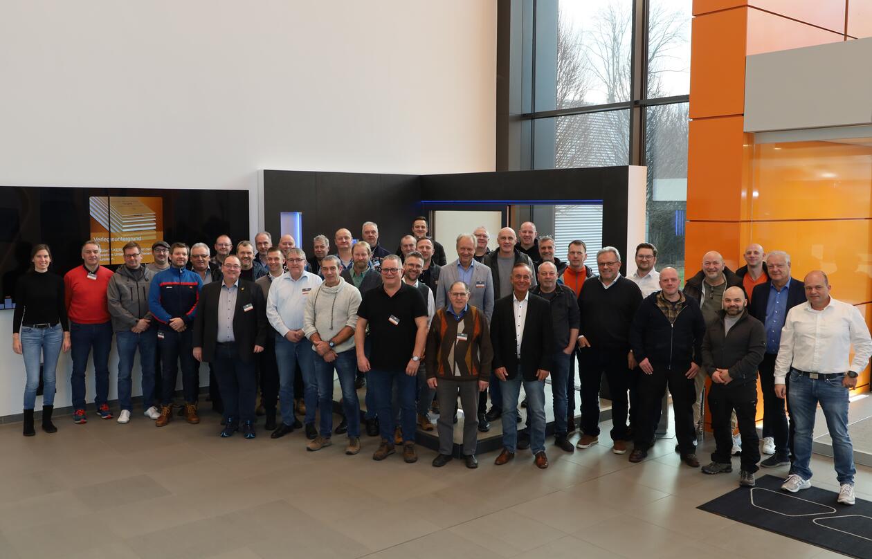 Rund 40 Ausbildungsexperten aus allen Branchenbereichen kamen auf Initiative des Fachverbands Fliesen und Naturstein in der Schlüter-WorkBox zusammen.