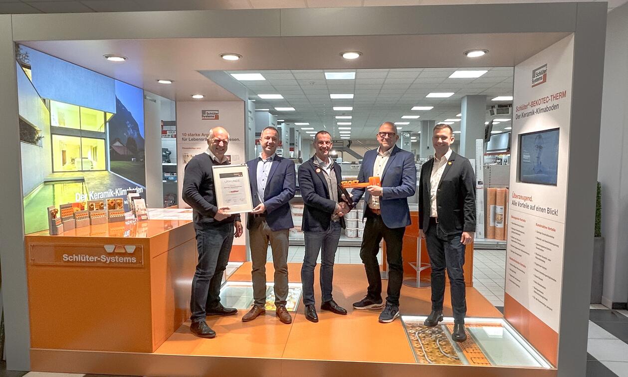 Von links nach rechts: Andreas Huber, Bernd Keilmann, Gerd Lotzmann, Peter Wenzky und Nicolas Wörz freuen sich über die Eröffnung des BEKOTEC CompeteneCenters bei Mahler in Feldkirchen. Die Schlüter-Mitarbeiter Gerd Lotzmann (Mitte), Andreas Huber (ganz links) und Nicolas Wörz (ganz rechts) gratulieren Peter Wenzky (2. von rechts) und Bernd Keilmann (2. von links) zur Eröffnung des BEKOTEC CompetenceCenters in Feldkirchen.