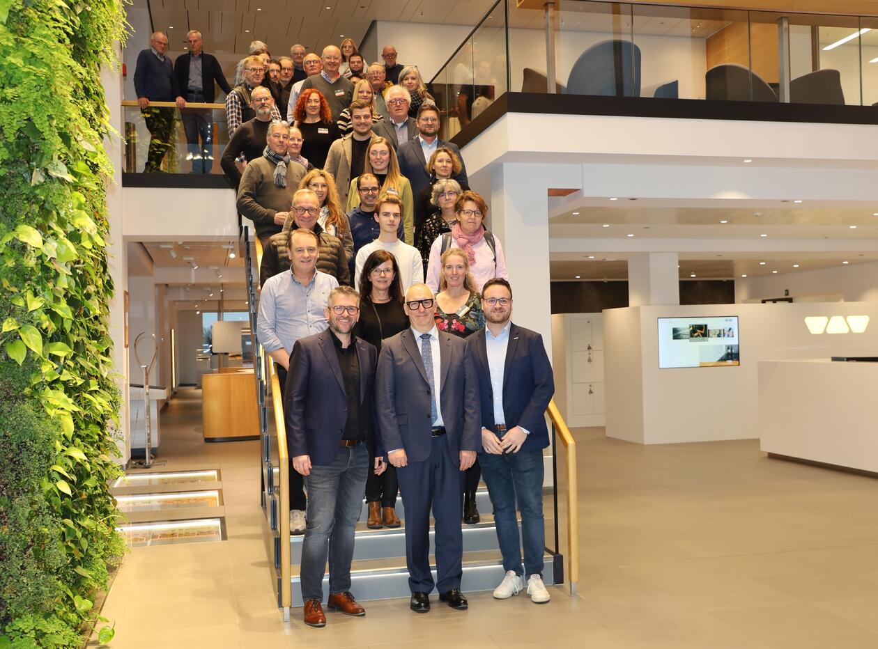 Jens Göke von Schlüter-Systems, Mario Lichy (BIENERGY Gesellschaft für Energiemanagement mbH) und Tobias Löhr (DEUTSCHE ROCKWOOL GmbH & Co. KG; v. l. n. r.) mit den Teilnehmern des Architektensymposiums.