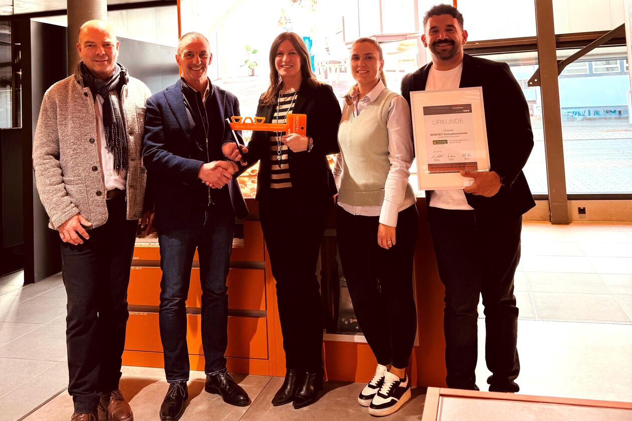 V. l. n. r.: Frank Mauch, Projektmanager Kemmler Stuttgart-Wangen, Schlüter-Verkaufsleiter Gerd Lotzmann, Cornelia Uhl, Geschäftsführerin Standort Stuttgart-Wangen, Vanessa Babic, Verkaufsleiterin Fliese Stuttgart-Wangen, Eren Bozoglu, Schlüter-Systems