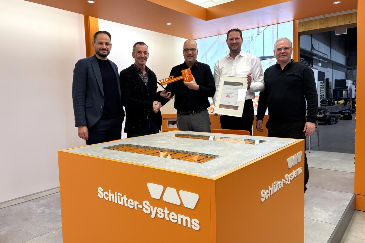V. l. n. r.: Christian Frei, Abteilungsleiter Fliesen und Haustechnik Köbig Alzey, Schlüter-Verkaufsleiter Gerd Lotzmann, Ralf Meyer, Niederlassungsleiter Köbig Alzey, Christoph Krüger, Leitung Geschäftsfeld Fliese, und Volker Dämgen, Schlüter-Systems