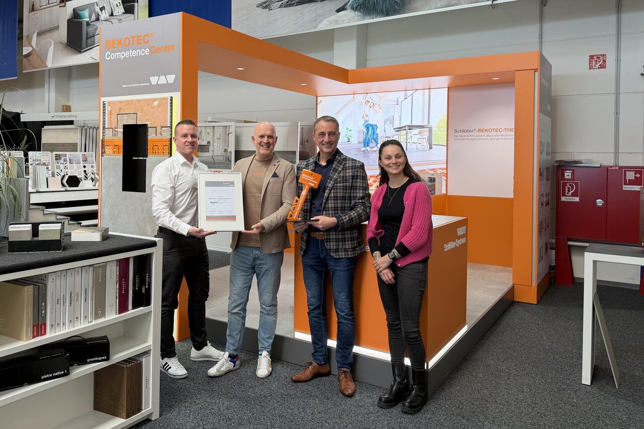 Von links nach rechts: Patric Borgans, Regionaler Marktmanager Schlüter-Systems, Achim Wüst, Geschäftsleitung Mobau Thelen, Schlüter-Verkaufsleiter Jens Hublitz und Ina Schmoll, Customer Loyalty Management Schlüter-Systems