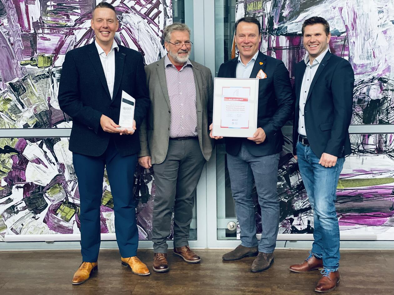 Frederick Jung, Burkhard Voß und Jörg Drechsler (v.l.n.r.) von Schlüter-Systems freuen sich gemeinsam mit BVF-Laudator Daniel Schuschan über die Auszeichnung zum Projekt des Jahres.