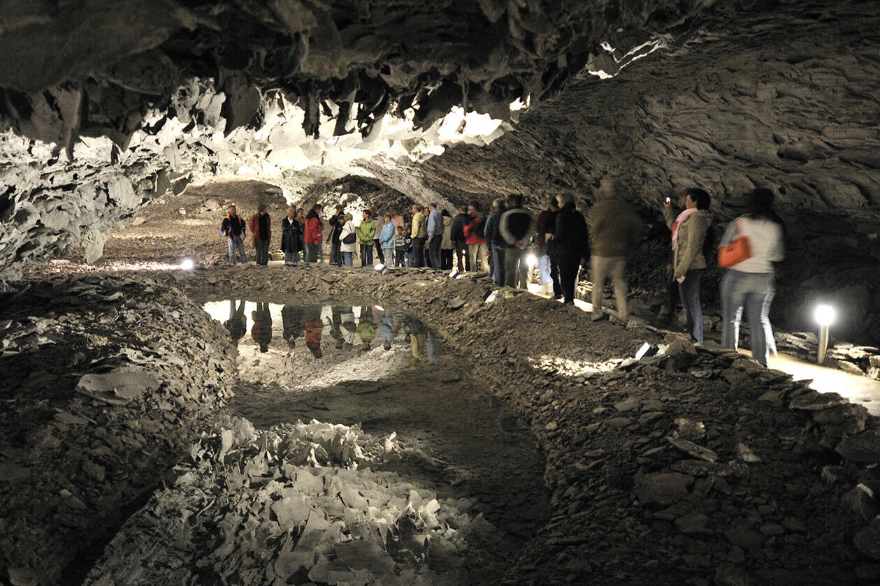 Aufnahme der Barbarossahöhle von innen mit zahlreichen Besuchern.