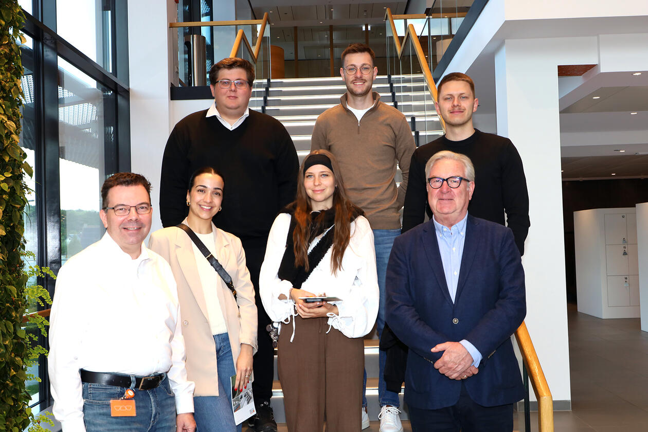 Studierende des Campus Iserlohn der University of Europe for Applied Sciences besuchten Schlüter-Systems. Studierende des Campus Iserlohn der University of Europe for Applied Sciences mit Referent von Schlüter-Systems (links) und ihrem Professor (rechts).