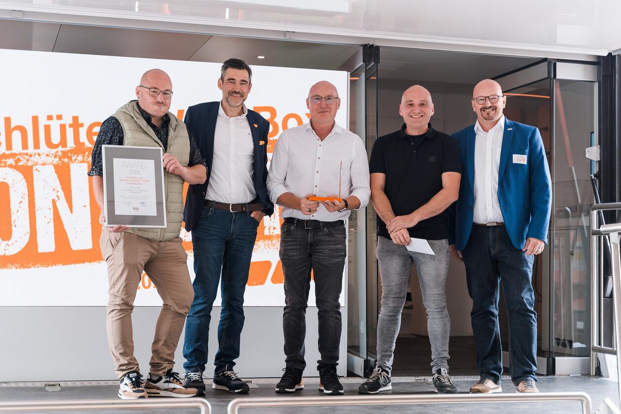 Markus Scharinger und Christoph Wohlmuth von der Keramo GmbH mit Schlüter-Fachberater Peter Vorderderfler