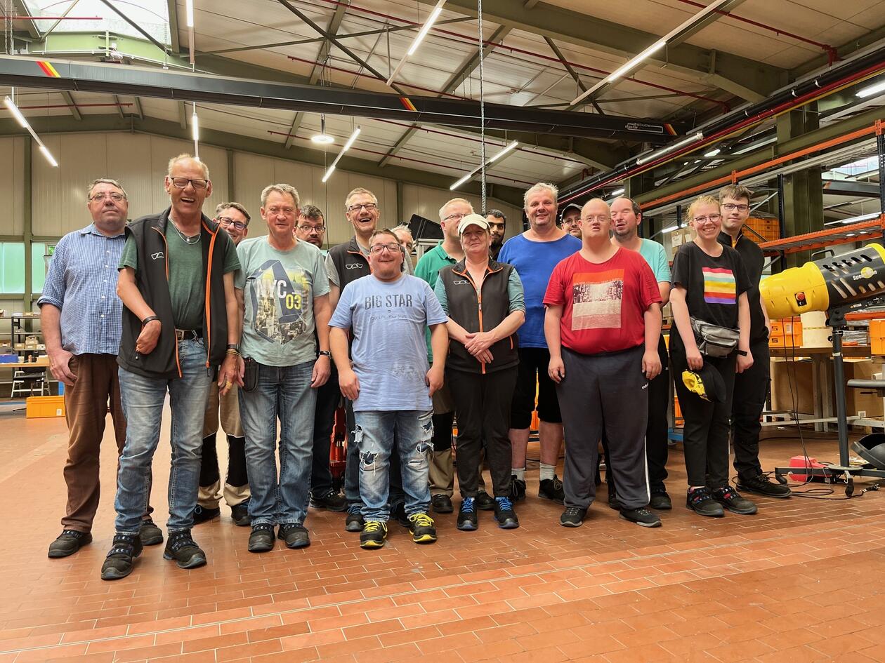 Gruppenbild der Außengruppe der Iserlohner Werkstätten, die bei Schlüter-Systems arbeitet.