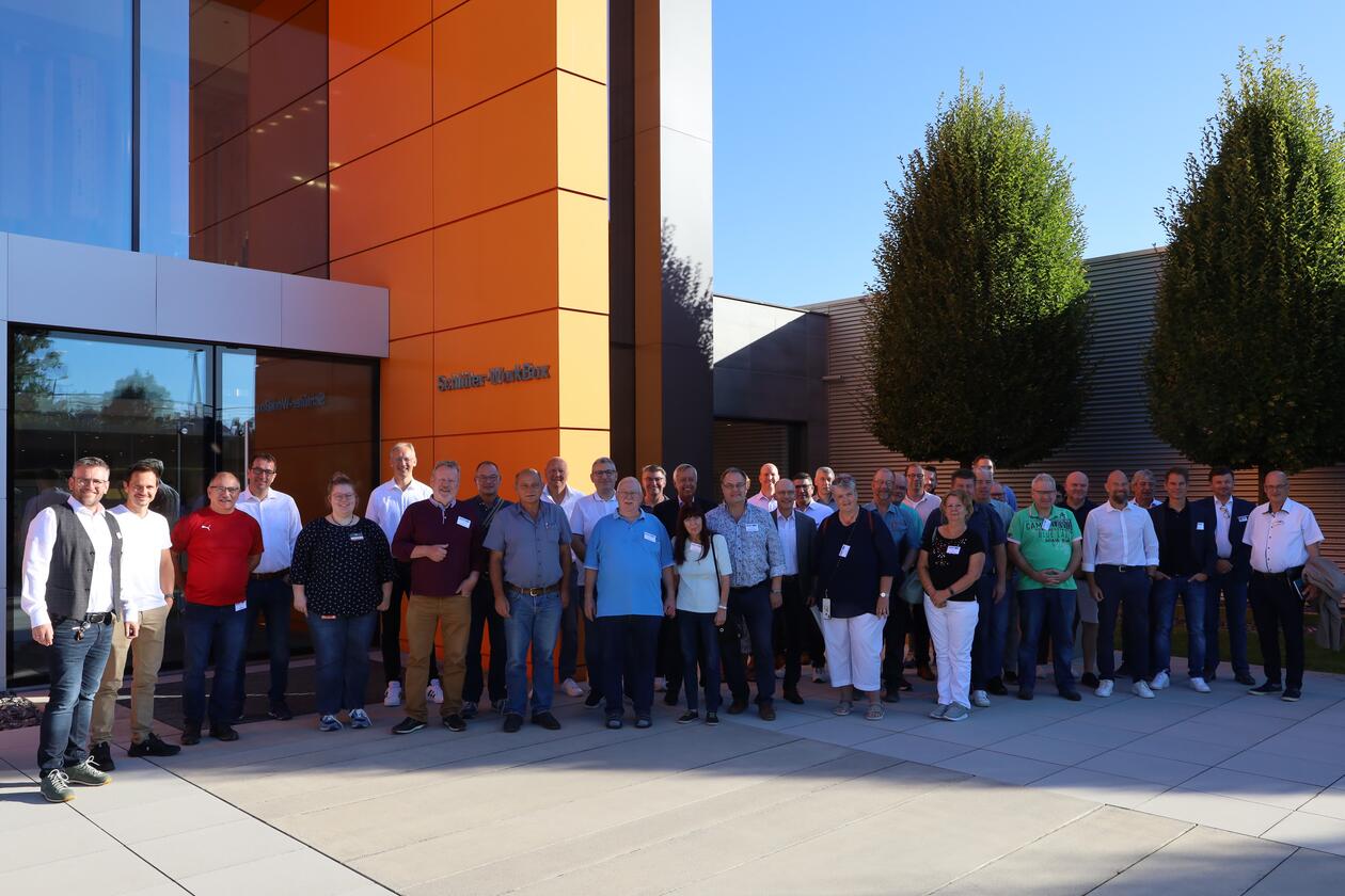 Gute Laune und gute Gespräche: die Teilnehmenden der ZERT-Verbandstagung vor der Schlüter-WorkBox.