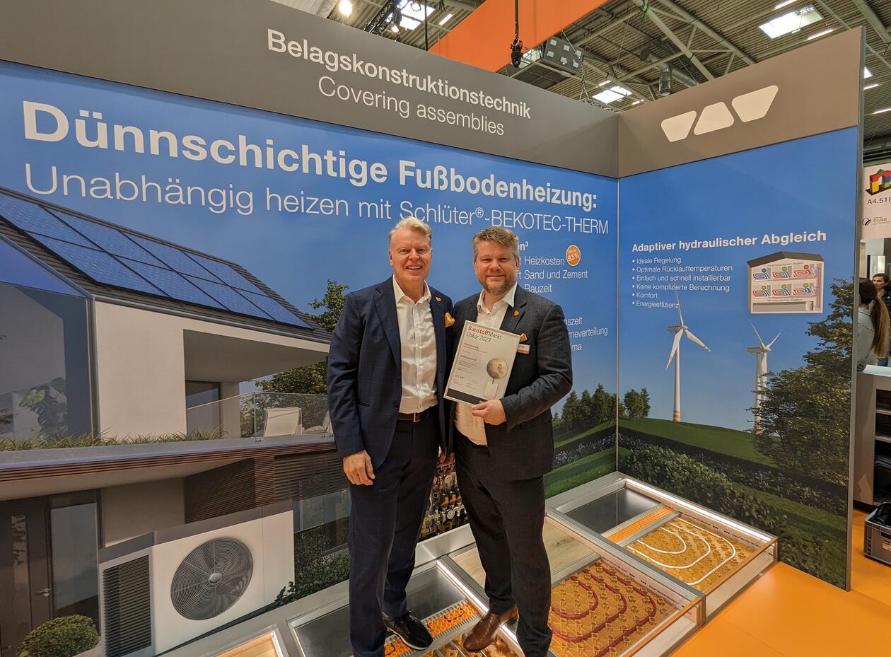 Günter Broeks und Marc Schlüter mit der Urkunde zur Nominierung für den BaustoffMarkt-Oskar.