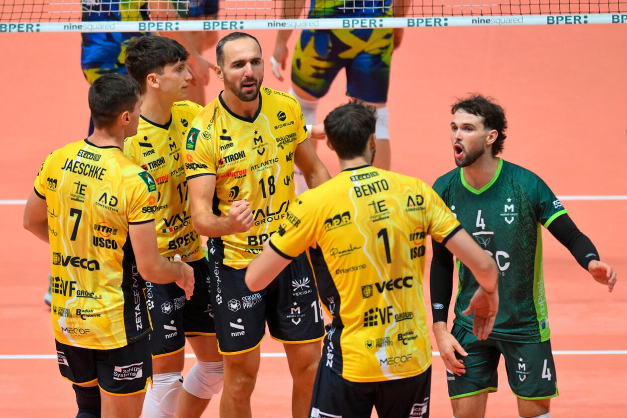 La squadra maschile Modena Volley in azione con la nuova divisa. La squadra maschile Modena Volley in azione con la nuova divisa.