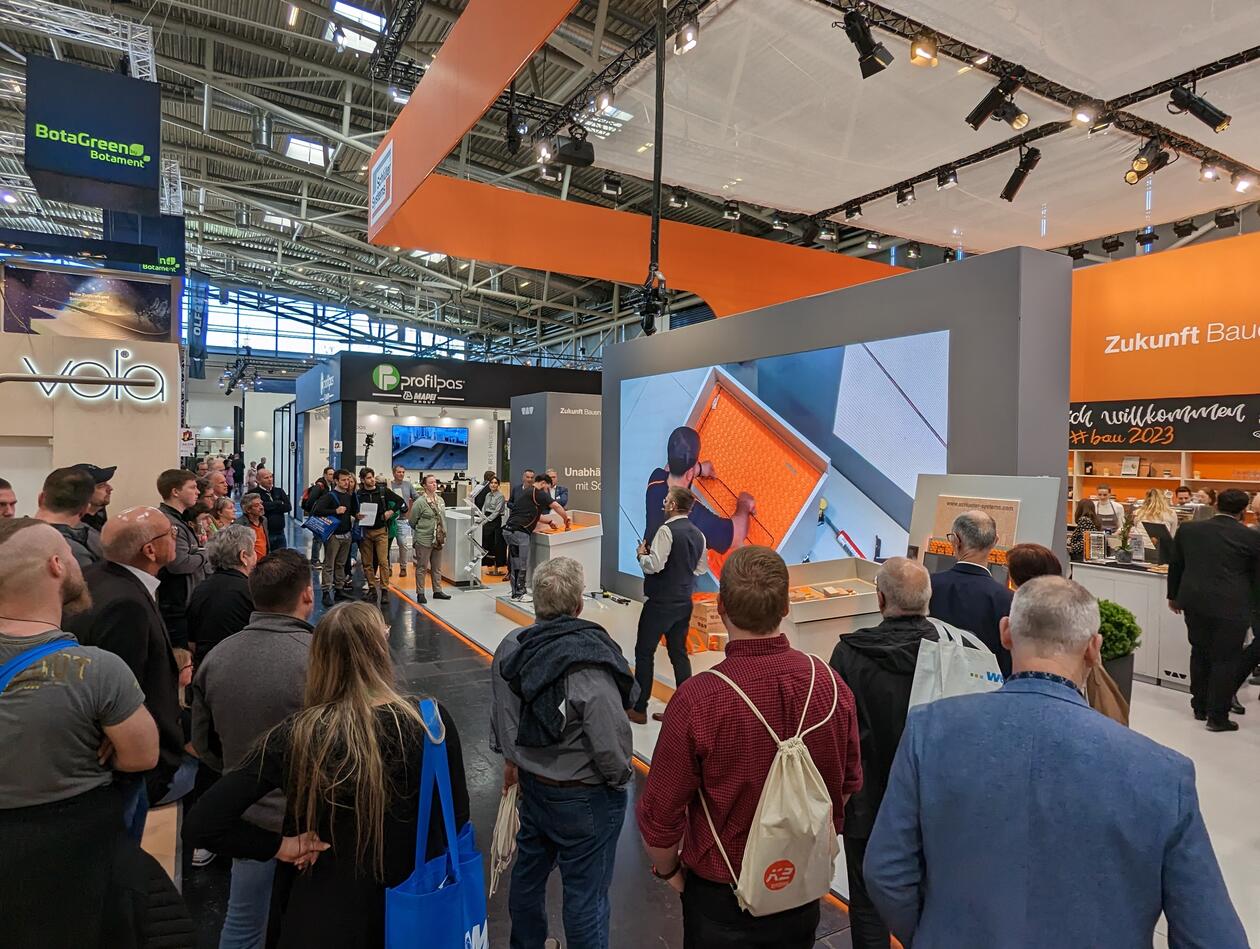 Die Livedemonstrationen auf der Bühne am Schlüter-Stand zogen regelmäßig ein interessiertes Publikum an, das sich über die intelligenten Systemlösungen informieren wollte.