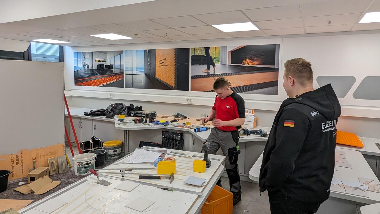 Bundestrainer Marcel Beyer im Gespräch mit Teilnehmer Luis Brauner. Bundestrainer Marcel Beyer schaut Teilnehmer Luis Brauner bei der Arbeit zu.