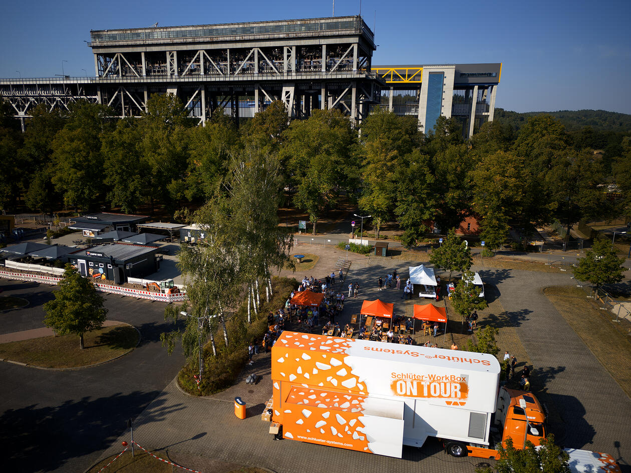 Camion de la Schlüter-WorkBox ON TOUR devant l’ascenseur à bateaux de Niederfinow.