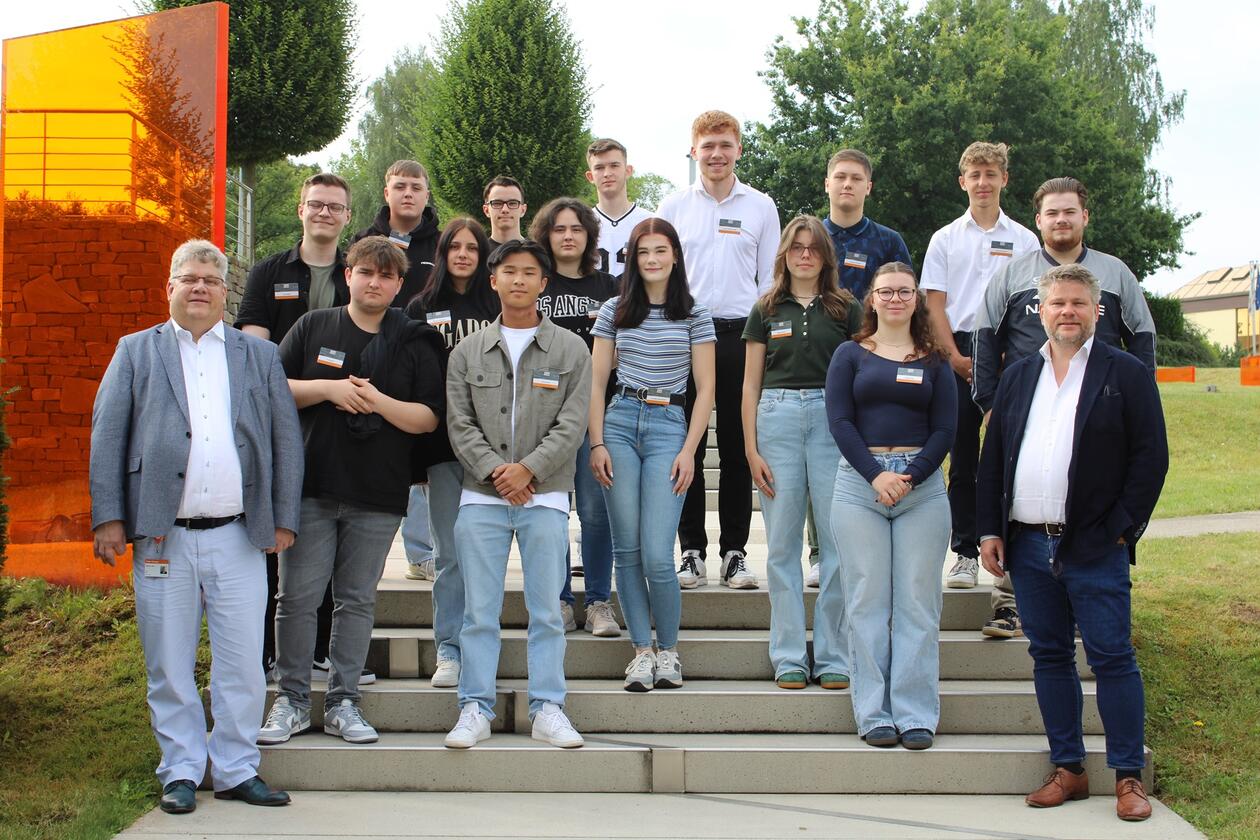 Die Geschäftsführer Udo Schlüter (vordere Reihe links) und Marc Schlüter (vordere Reihe rechts) begrüßten die neuen Auszubildenden in der Schlüter-WorkBox. Gruppenbild: Udo Schlüter (vordere Reihe links) und Marc Schlüter (vordere Reihe rechts) mit den neuen Auszubildenden.