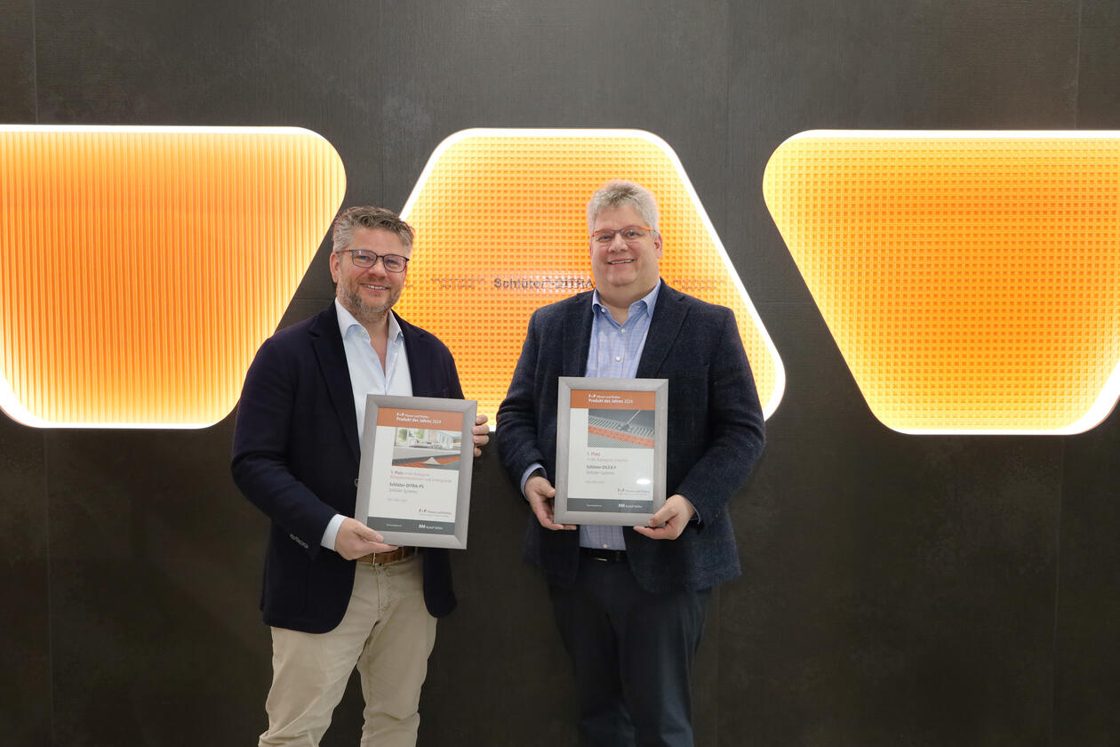 Jednatelé Marc a Udo Schlüterovi mají radost z dvojnásobného úspěchu v soutěži „Výrobek roku 2024“.