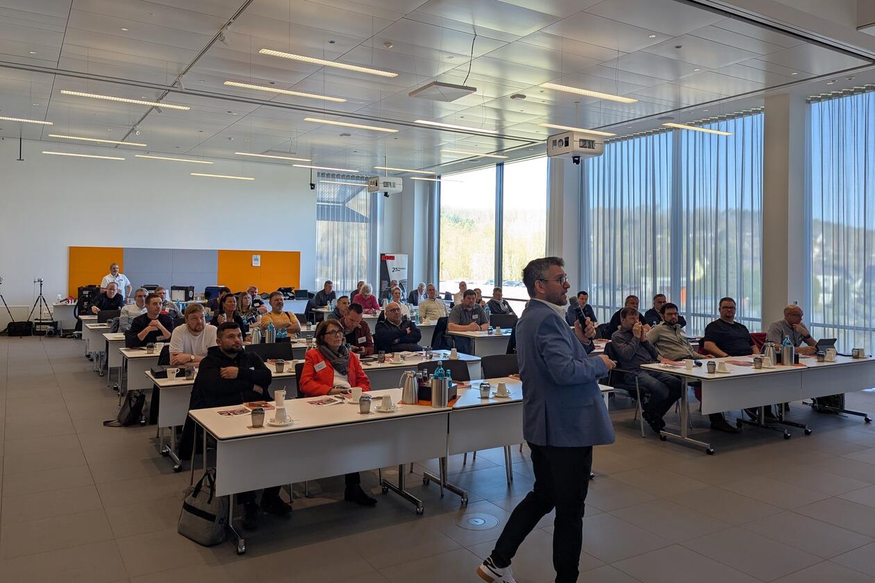 Schlüter-Referent Jens Göke stellte den Teilnehmenden des Jahresmeetings Nord das Portfolio von Schlüter-Systems vor.