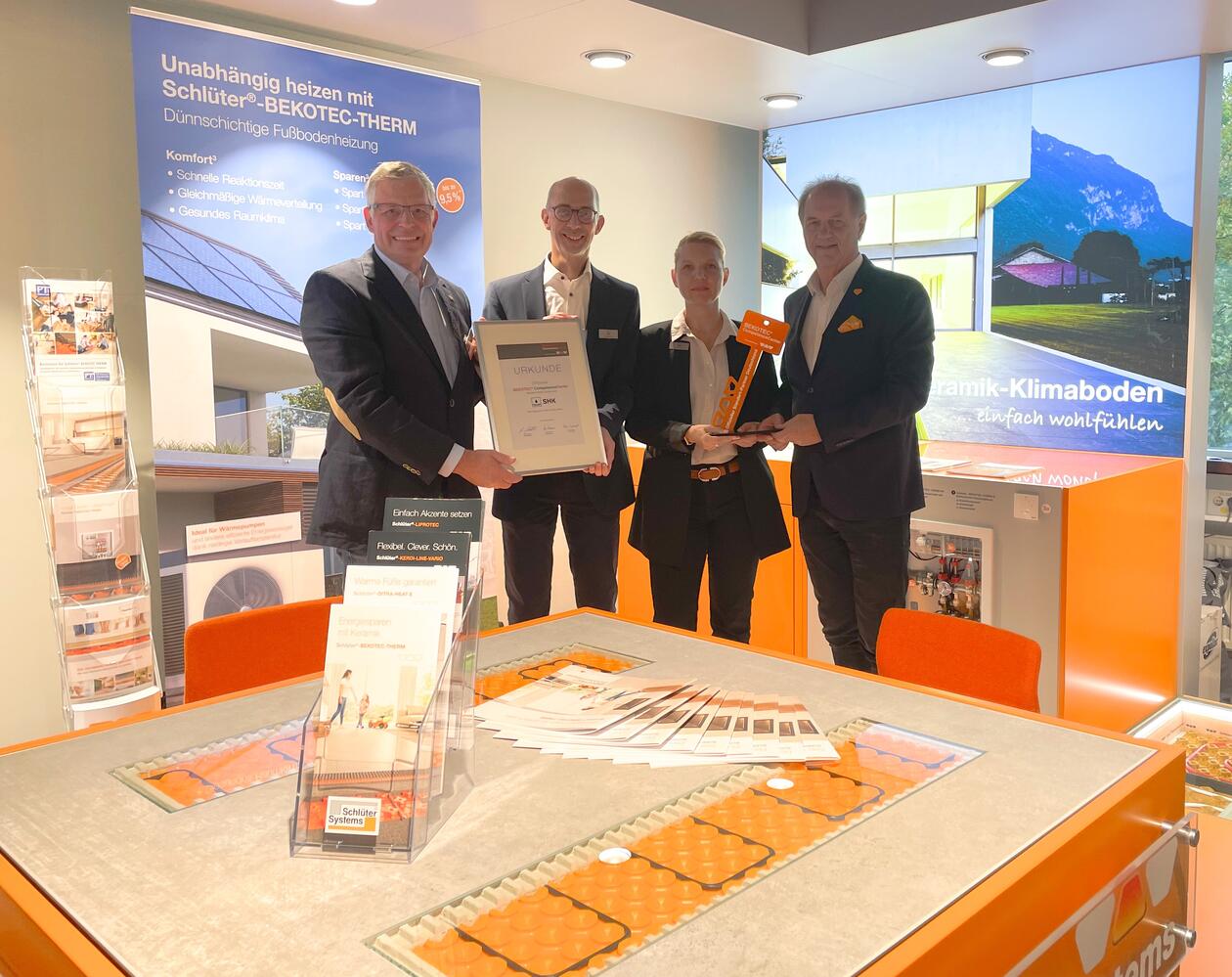 Von links nach rechts: Frank Kübart, Andreas Ubl, Yvonne Herbrand und Jörg Hinze bei der Eröffnung des BEKOTEC CompetenceCenters bei SHK Bergmann & Franz in Berlin-Schöneberg.