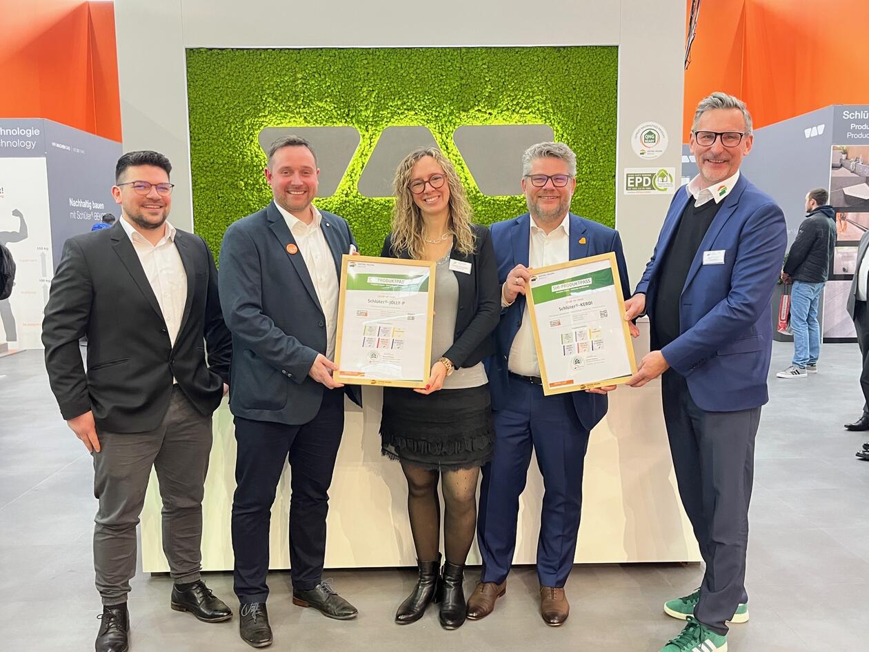 Auf der BAU 2025 erhielt Schlüter-Systems – vertreten durch Geschäftsführer Marc Schlüter (2. v. r.), Björn Spiegel und Björn Kosakowski (Leiter ITN; 1. und 2. v. l.) – von Ralf Kärger und Daniela Schweizer vom SHI die „QNG ready“-Zertifikate. Übergabe von „QNG ready“-Zertifikaten auf der BAU 2025