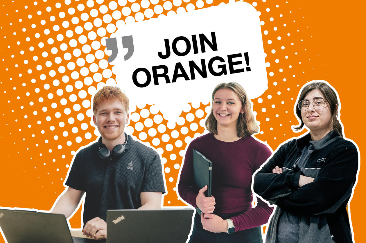 Drei lächelnde Azubis von Schlüter-Systems vor einem orangefarbenen Hintergrund und dem Motto Join Orange!