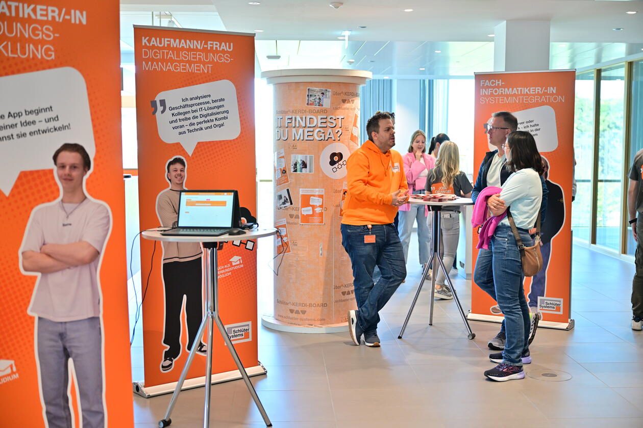 Blick auf eine Ausstellungsfläche in der WorkBox mit Roll-ups zu den Ausbildungsberufen