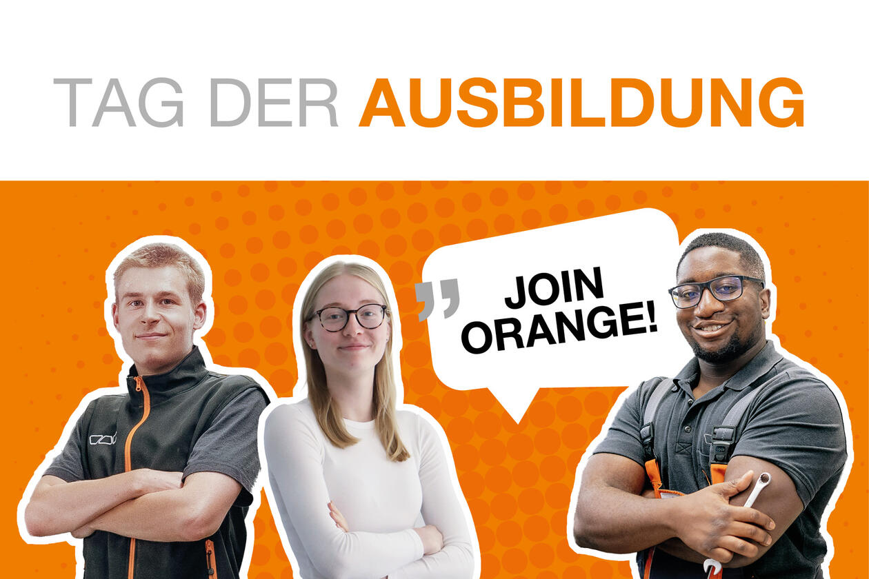 Drei lächelnde Azubis von Schlüter-Systems vor einem orangefarbenen Hintergrund und dem Motto Join Orange!