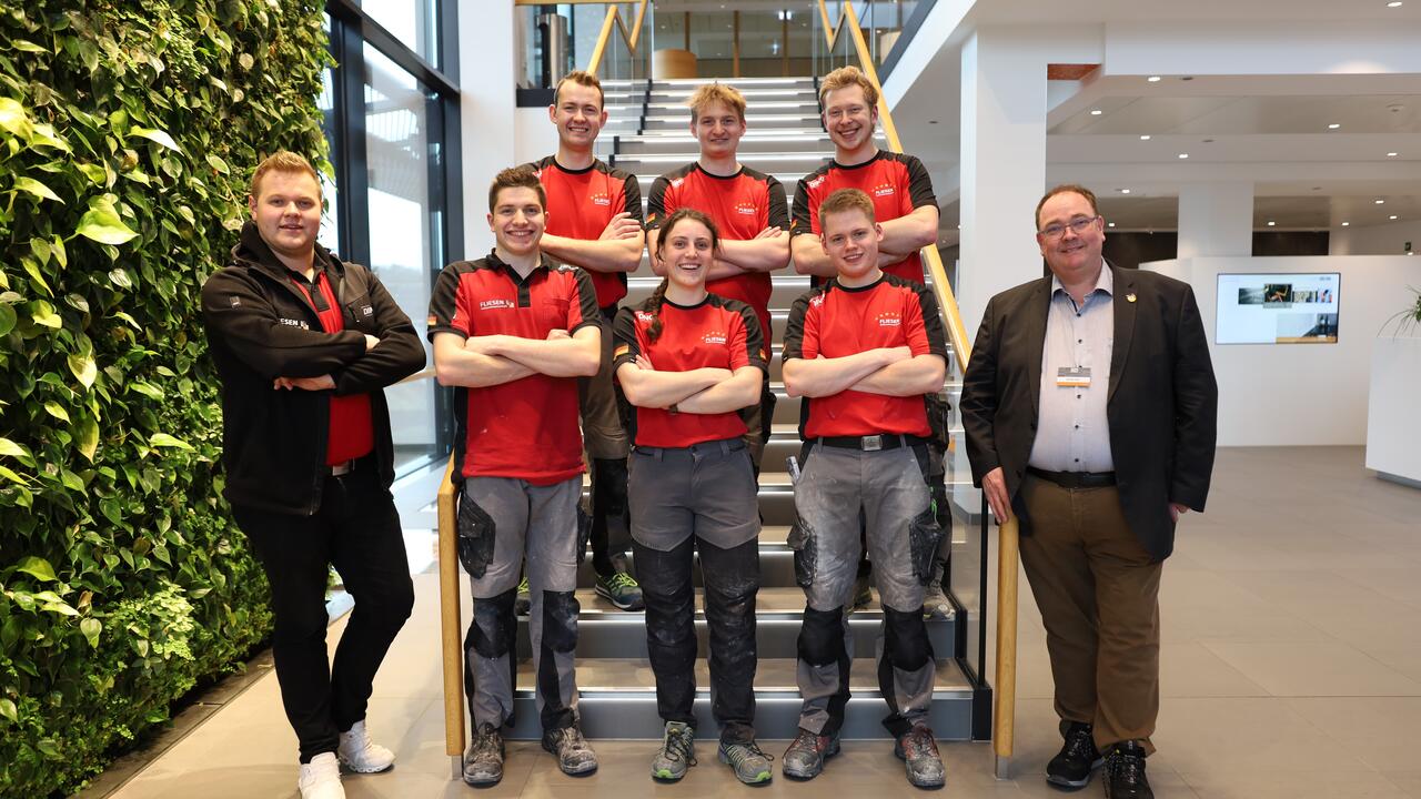 unten von links nach rechts: Marcel Beyer, Robin Liebler, Miriam Zeller, Luis Brauner, Andreas Beyer. Oben von links nach rechts: Manuel Karg, Niko Schleicher, Philipp Schlegel. Das Team der deutschen Fliesen-Nationalmannschaft in der Schlüter-WorkBox.