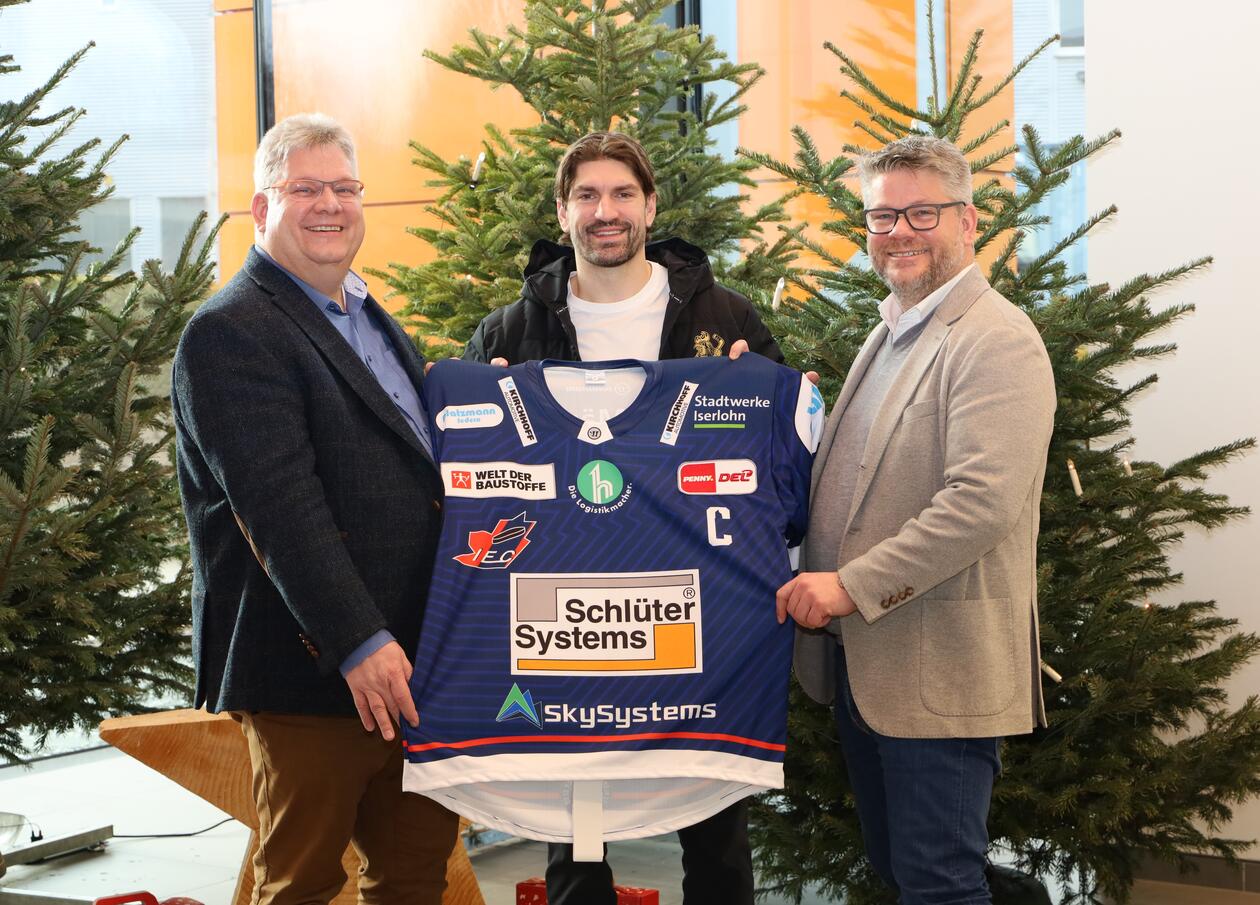 Hubert Labrie, Kapitän der Iserlohn Roosters, sowie Marc und Udo Schlüter präsentieren die Trikots für die „Schlüter-Systems-Festspieltage“, die sich hoffentlich als Glückstrikots erweisen werden.