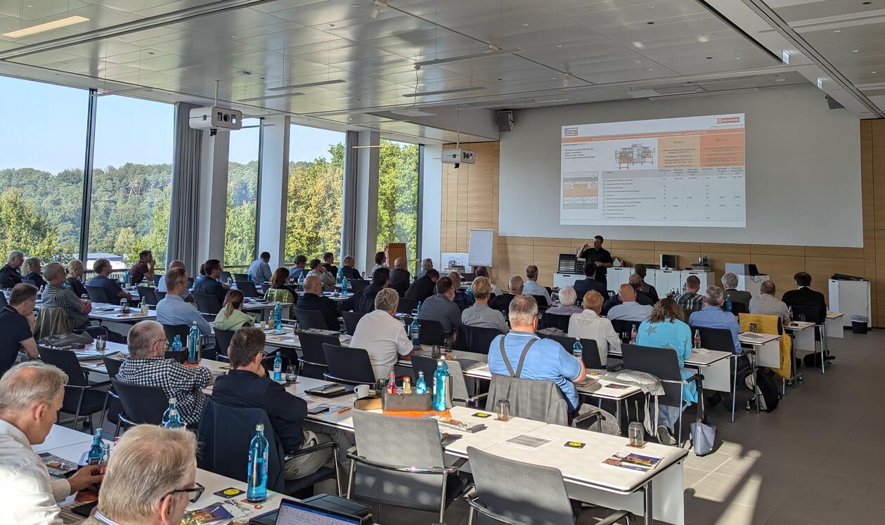 Schlüter-Referent Jens Göke beim Rockwool-Forum