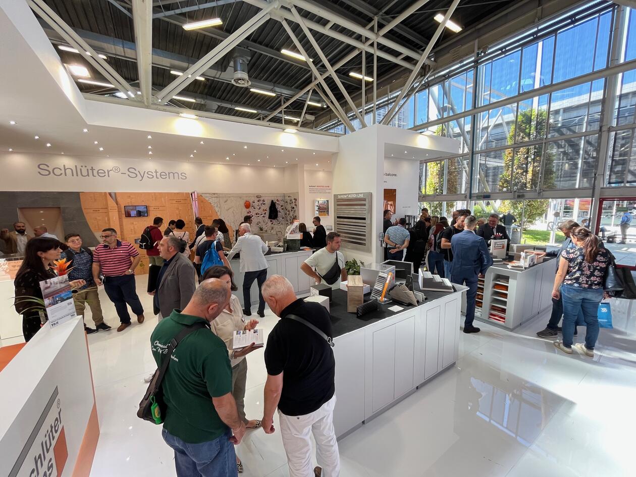 Der offen gestaltete Messestand bot den internationalen Fliesenprofis viel Gelegenheit, sich über die Schlüter-Neuheiten und -Systemlösungen auszutauschen.