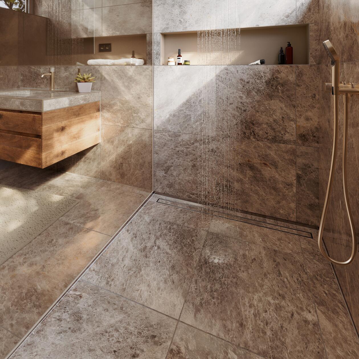Die Fliesenmulde Schlüter-KERDI-LINE-TF fügt sich dezent und elegant in die Duschfläche ein und trägt zu einem minimalistisch-modernen Look bei. Die Fliesenmulde Schlüter-KERDI-LINE-TF fügt sich dezent und elegant in die Duschfläche ein und trägt zu einem minimalistisch-modernen Look bei. Das Bild zeigt eine bodenebene, geflieste Dusche mit dieser Linienentwässerung und einer Nische in der Wand.