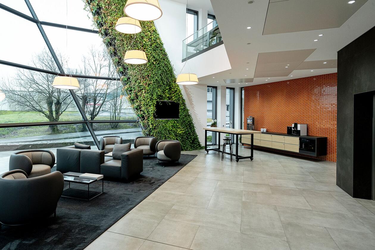 Licht und Wärme mit Keramik Lichtdurchflutete eingerichtete Eingangshalle von Schlüter-Systems