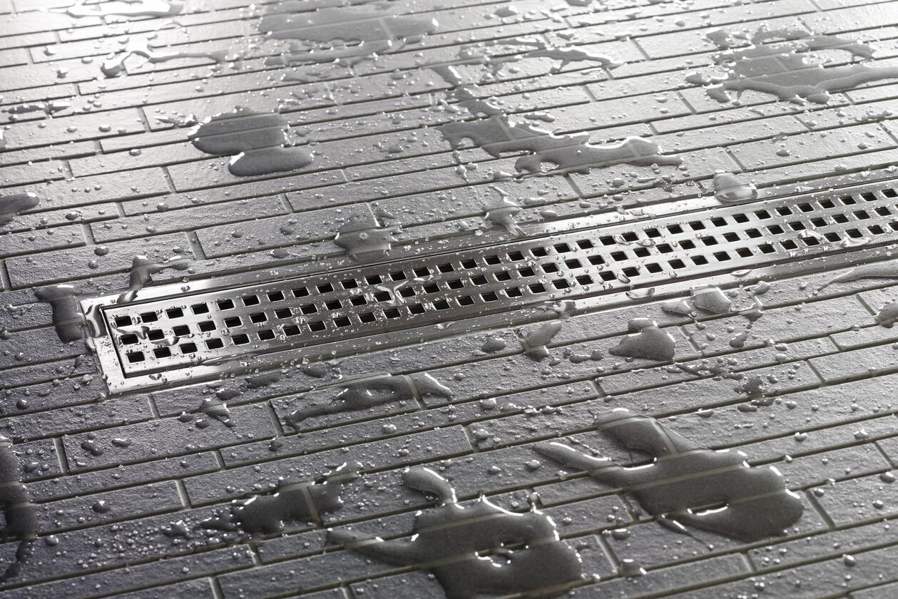 Intelligente und elegante Entwässerung mittels KERDI-LINE Eingebaute KERDI-LINE-Duschrinne