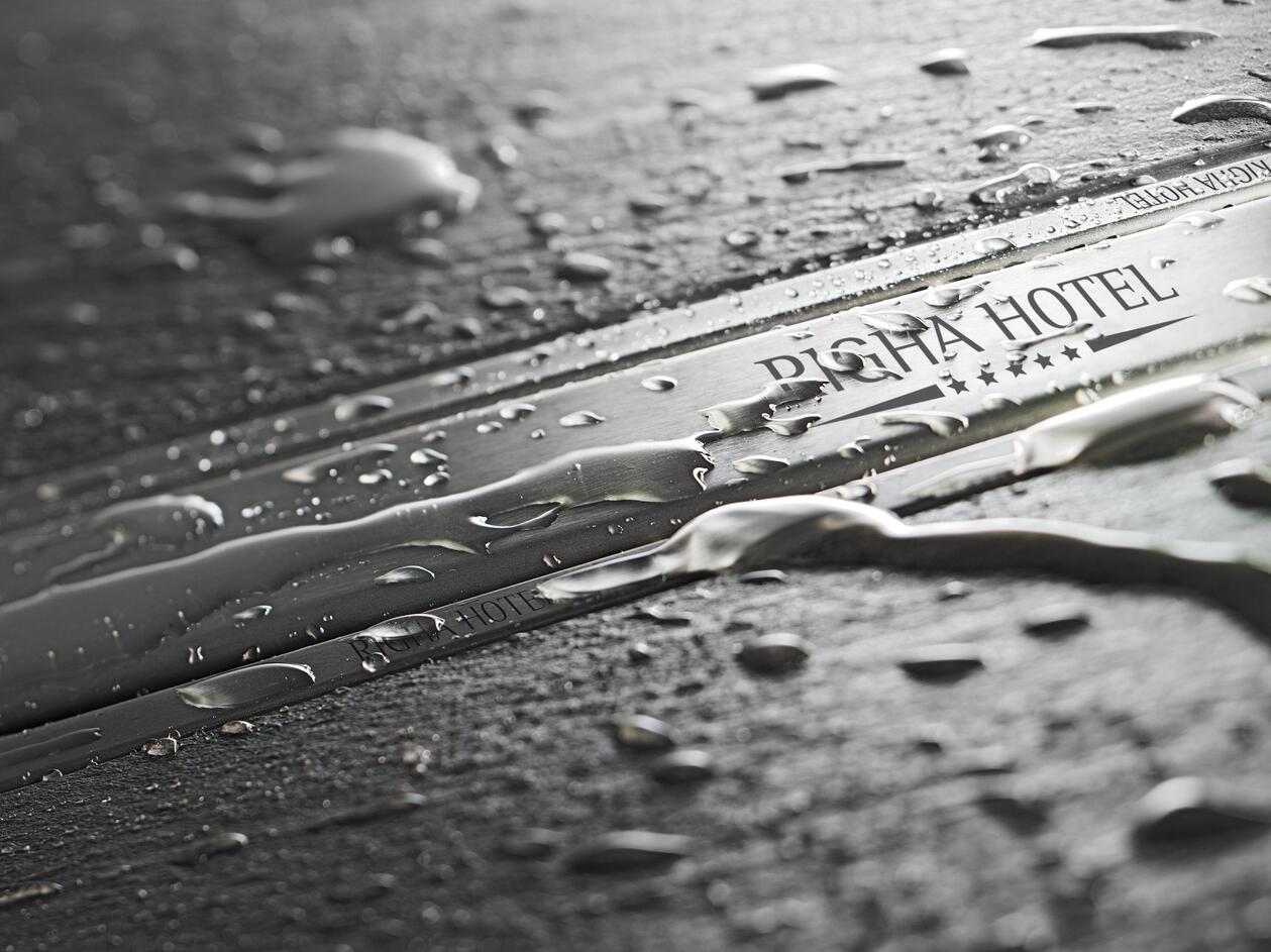 Mit MyDesign by Schlüter-Systems können die Roste und Rahmen von Linienentwässerungen mit einer eleganten Gravur versehen werden.