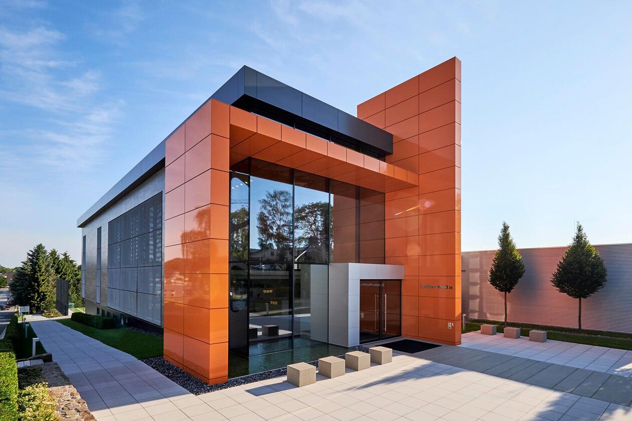 Außenansicht der hochmodernen Schlüter-WorkBox mit großem Vorplatz