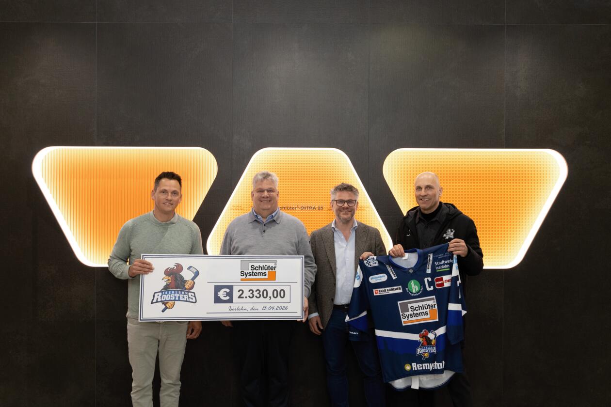 Sebastian Reese (ganz links) und Frank Richter (ganz rechts) nahmen den Scheck für die Young Roosters von Udo (2. v. l.) und Marc Schlüter entgegen.