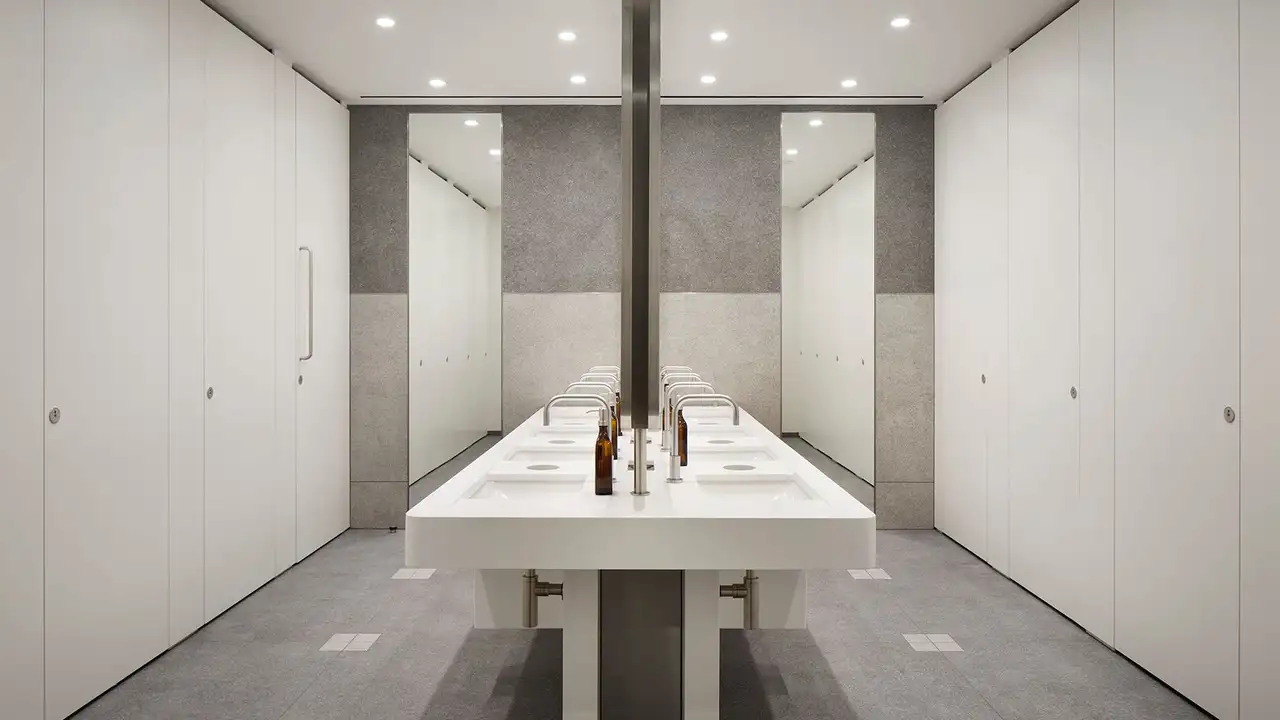 Šatna se skříňkami a umyvadly v budově JJ Mack Building