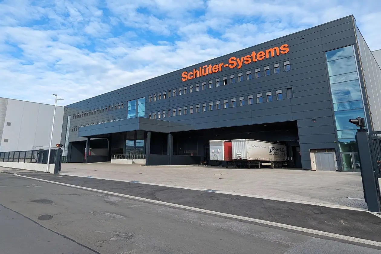 Pohled na nové logistické centrum společnosti Schlüter-Systems
