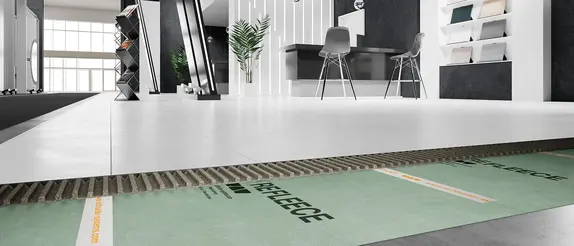 Podlahová konstrukce s řešením REFLEECE na veletrhu jako podklad pro pokládku dočasných podlahových krytin.