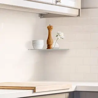 Schl&uuml;ter-SHELF-E jako praktick&aacute; a elegantn&iacute; rohov&aacute; police integrovan&aacute; do obkladu kuchyně