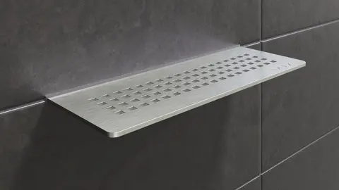 Polička Schlüter-SHELF-W-S1 z kartáčované ušlechtilé oceli pro obložené stěny.