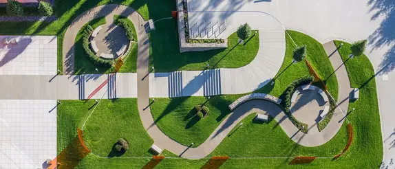 Pohled shora na parkovou plochu před střediskem Schlüter-WorkBox.