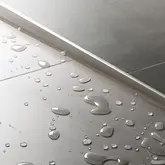 Sprchov&yacute; kout v &uacute;rovni podlahy se sp&aacute;dov&yacute;m kl&iacute;nem z kart&aacute;čovan&eacute; ušlechtil&eacute; oceli